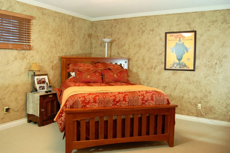 Bedroom in an ochre and gold glaze