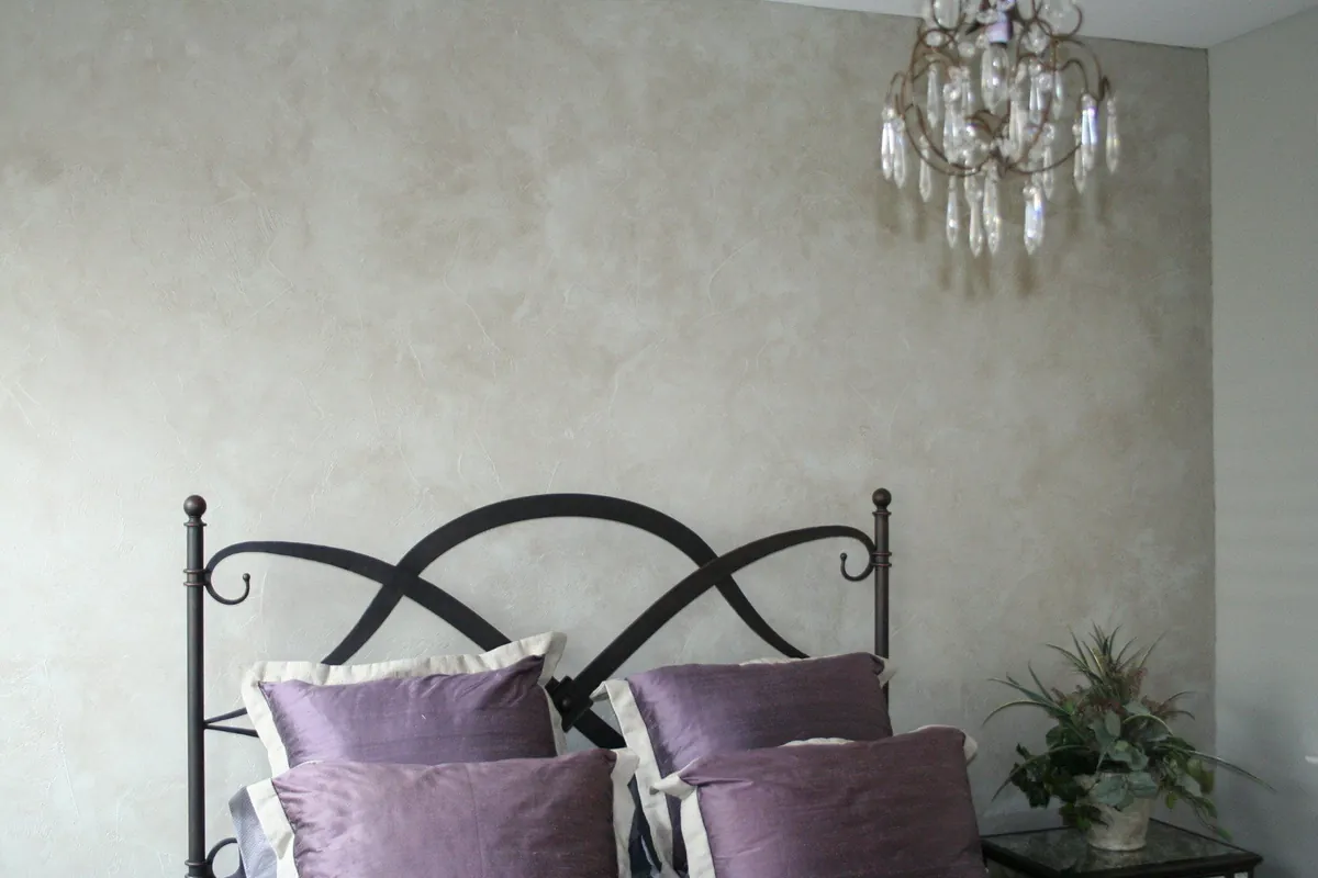 Bedroom in a silvered plaster glaze