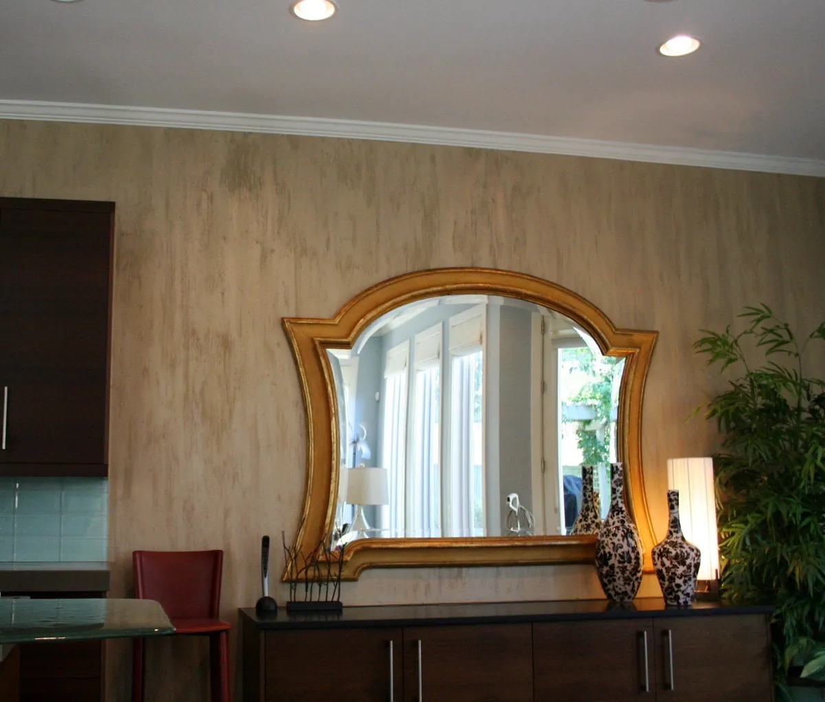 Dining wall in a soft stone glaze