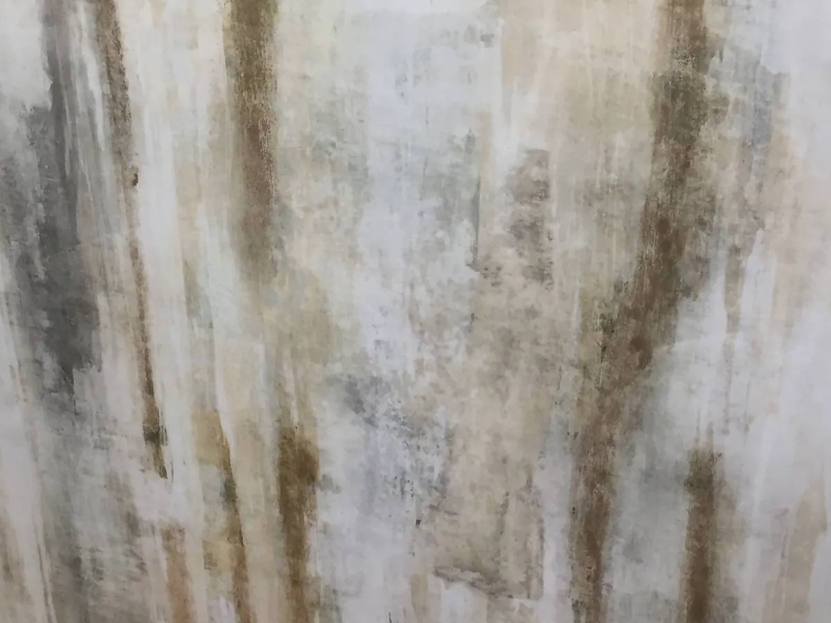 Strié finish with dragged vertical glaze